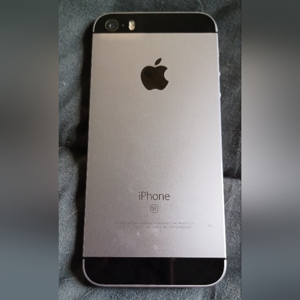 Apple iPhone SE Model 1723 64G Space Grey/Black Model MLM62VC/A Unlocked - Picture 8 of 9